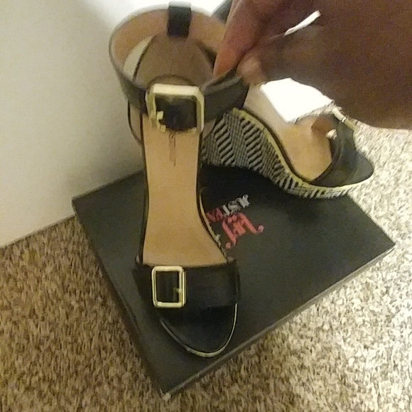 Wedge Sandal - Picture 3 of 3